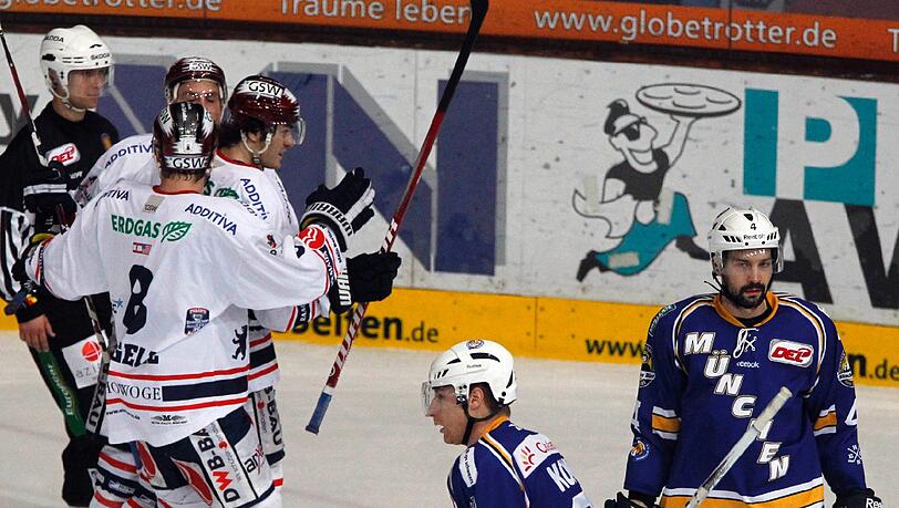 Jubel bei den Eisbären, Frust beim EHC: Johan Ejdepalm (r.) und Mike Kompon. Jubel bei den Eisbären, Frust beim EHC: Johan Ejdepalm (r.) und Mike Kompon.
