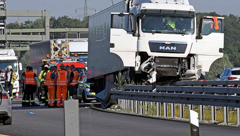 Am Dienstagmorgen ist ein Lkw-Fahrer bei der Ausfahrt Aschheim gegen eine Leitplanke gefahren - er verstarb später im Krankenhaus. Am Dienstagmorgen ist ein Lkw-Fahrer bei der Ausfahrt Aschheim gegen eine Leitplanke gefahren - er verstarb später im Krankenhaus.