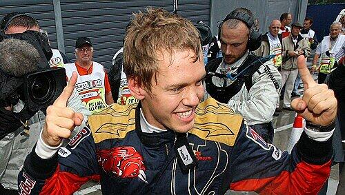 Mit 21 Jahren und 73 Tagen ist Vettel der bisher jüngste Sieger in der Geschichte der Formel 1. Mit 21 Jahren und 73 Tagen ist Vettel der bisher jüngste Sieger in der Geschichte der Formel 1.