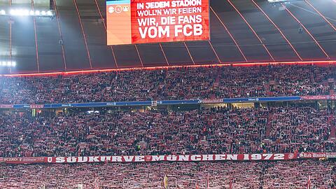 Die Bayern schlugen Leverkusen in der Allianz Arena mit 3:0 Toren. Gegen zwei Gast-Fans ermittelt die Polizei wegen Raubes und Körperverletzung. Die Bayern schlugen Leverkusen in der Allianz Arena mit 3:0 Toren. Gegen zwei Gast-Fans ermittelt die Polizei wegen Raubes und Körperverletzung.