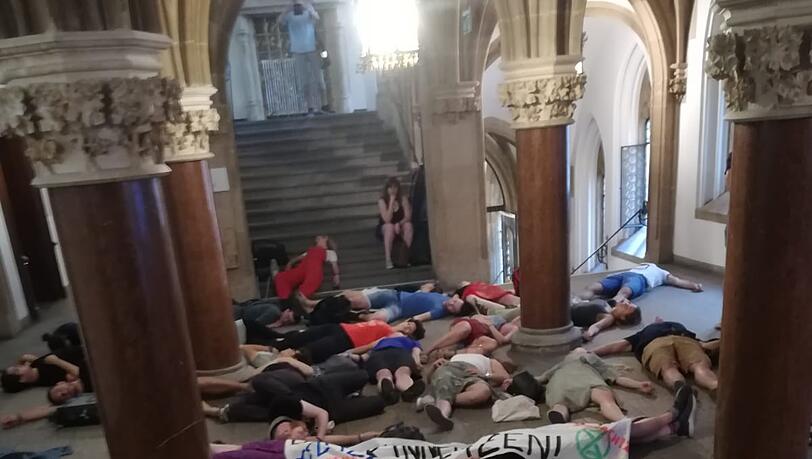 Aktivisten protestieren am Mittwochmorgen im Rathaus. Aktivisten protestieren am Mittwochmorgen im Rathaus.