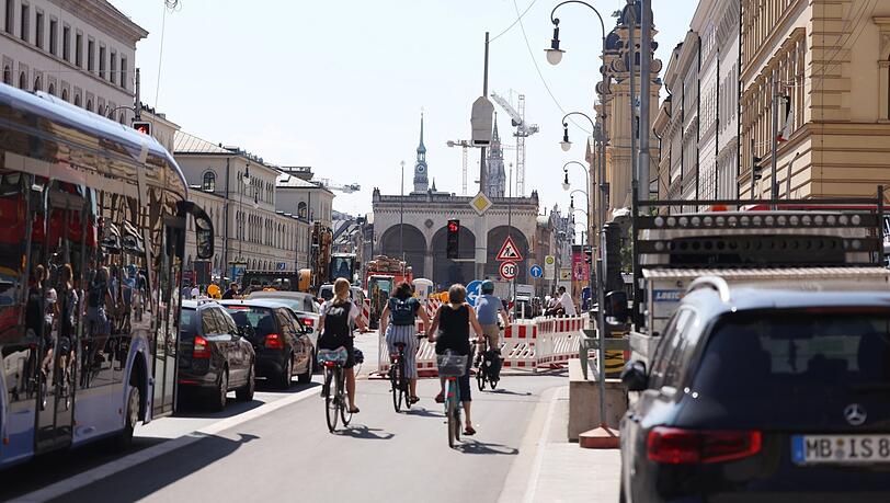In der Ludwigstraße teilen sich Busse, Radler und Autos die Wege. In der Ludwigstraße teilen sich Busse, Radler und Autos die Wege.