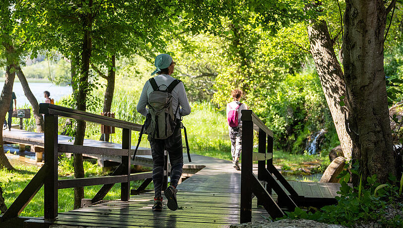 Wanderwege führen zur einzig erhaltenen Höhle im Park. Wanderwege führen zur einzig erhaltenen Höhle im Park.