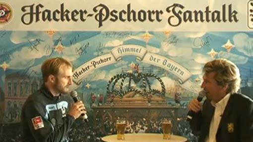 Daniel Bierofka im Hacker-Pschorr-Fantalk mit Moderator Stefan Schneider Daniel Bierofka im Hacker-Pschorr-Fantalk mit Moderator Stefan Schneider