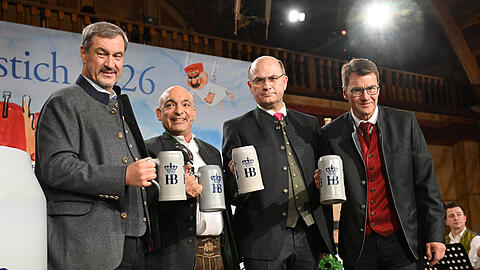 Wer stiehlt hier wem die Show? Ministerpräsident Markus Söder (CSU, v.l.n.r.), Django Asül, Albert Füracker und Hofbräu-Direktor Jörg Lehmann beim Maibock-Anstich 2026. Wer stiehlt hier wem die Show? Ministerpräsident Markus Söder (CSU, v.l.n.r.), Django Asül, Albert Füracker und Hofbräu-Direktor Jörg Lehmann beim Maibock-Anstich 2026.
