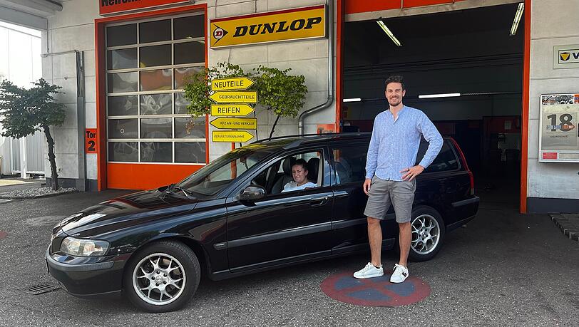 Der Auto-Spender: Dominick K. steht neben seinem "Elch". Der Auto-Spender: Dominick K. steht neben seinem "Elch".