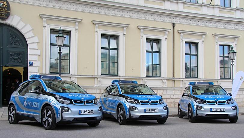 Drei BMW i3 bei der Vorstellung als Streifenwagen im September 2015 vor dem Innenministerium in München. Drei BMW i3 bei der Vorstellung als Streifenwagen im September 2015 vor dem Innenministerium in München.