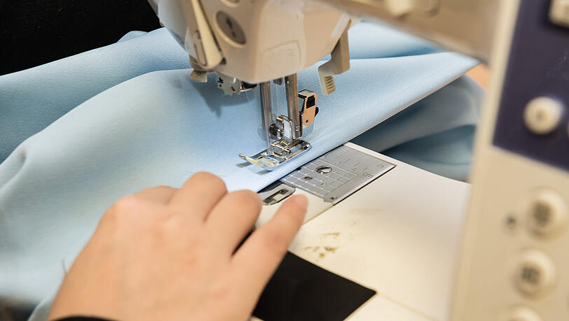 Das Mädchen war mit ihrem Finger zu nah an die Nadel der Nähmaschine geraten. (Symbolbild) Das Mädchen war mit ihrem Finger zu nah an die Nadel der Nähmaschine geraten. (Symbolbild)