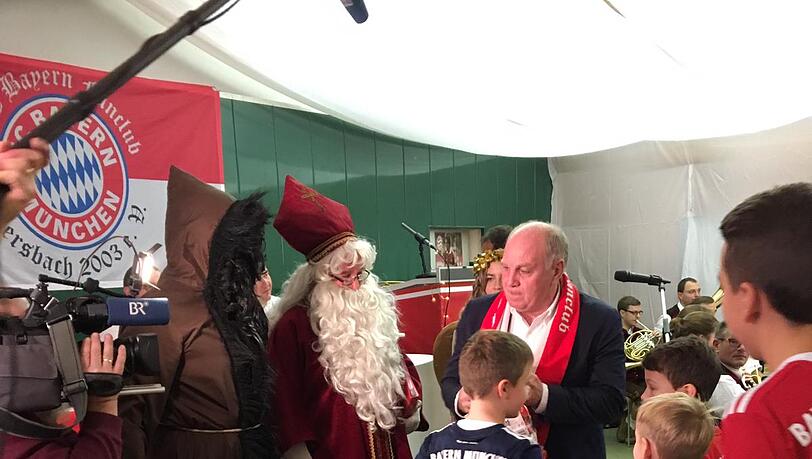 Mit Nikolaus: Hoeneß (r.) beim Besuch in Kersbach. Mit Nikolaus: Hoeneß (r.) beim Besuch in Kersbach.