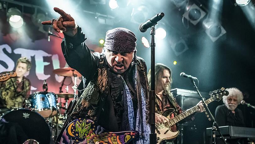 Dass der Rock'n'Roll seine Religion ist, glaubt man dem amerikanischen Gitarristen Steven Van Zandt sofort. Dass der Rock'n'Roll seine Religion ist, glaubt man dem amerikanischen Gitarristen Steven Van Zandt sofort.