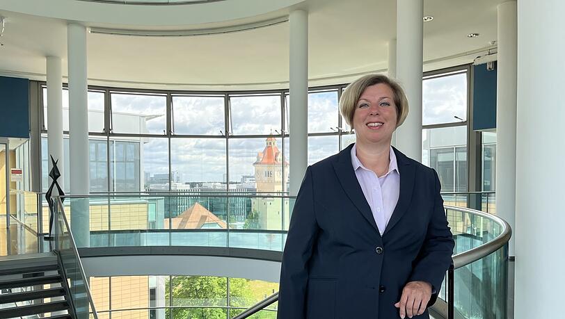 Die Münchnerin Karin Thelen ist seit elf Jahren für die Stadtwerke München tätig.Seit 1. Juli hat sie die Geschäftsführung für den Bereich Regionale Energiewende inne. Die Münchnerin Karin Thelen ist seit elf Jahren für die Stadtwerke München tätig.Seit 1. Juli hat sie die Geschäftsführung für den Bereich Regionale Energiewende inne.