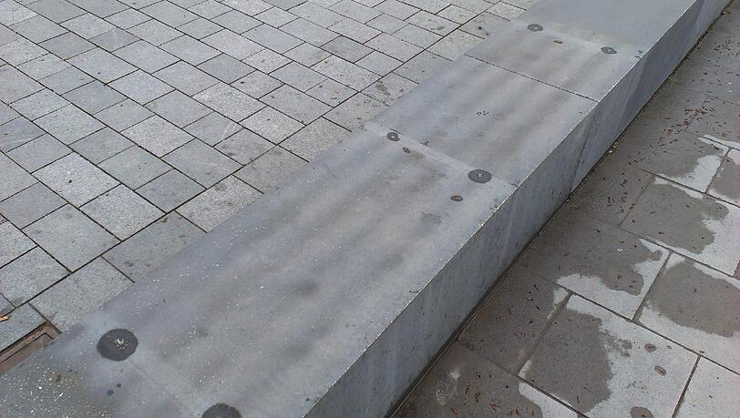 Eichenholz statt Rot, Blau oder Beton. Eichenholz statt Rot, Blau oder Beton.