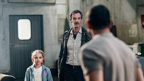 "Tatort: Feuer": Peter Faber (Jörg Hartmann, M.) mit Jens Hielscher (Sebastian Zimmler) und Zoe Gebken (Tesla Tekin). "Tatort: Feuer": Peter Faber (Jörg Hartmann, M.) mit Jens Hielscher (Sebastian Zimmler) und Zoe Gebken (Tesla Tekin).