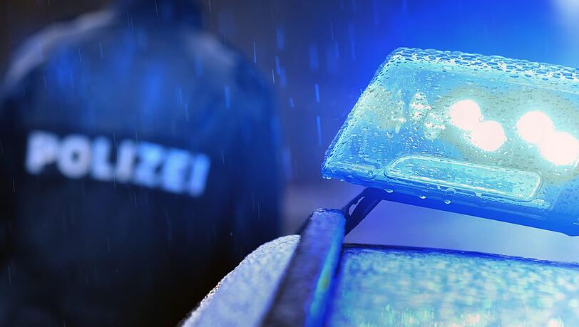 Ein Münchner Polizist soll mehrere Sachgeschenke angenommen haben - am Dienstag fanden deshalb Hausdurchsuchungen statt. Ein Münchner Polizist soll mehrere Sachgeschenke angenommen haben - am Dienstag fanden deshalb Hausdurchsuchungen statt.