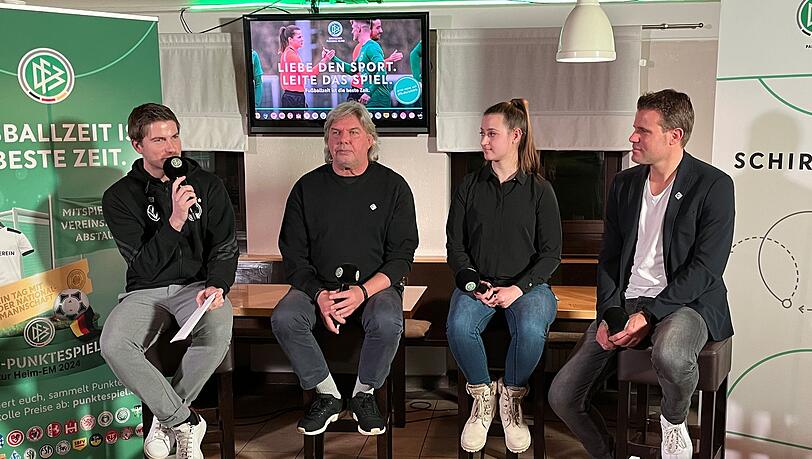 Presserunde mit DFB-Pressemitarbeiter Tim Noller (l-r), DFB-Vizepräsident Ronny Zimmermann, Amateur-Schiedsrichterin Celine Körper, und Bundesliga-Rekordschiedsrichter Felix Brych. Presserunde mit DFB-Pressemitarbeiter Tim Noller (l-r), DFB-Vizepräsident Ronny Zimmermann, Amateur-Schiedsrichterin Celine Körper, und Bundesliga-Rekordschiedsrichter Felix Brych.