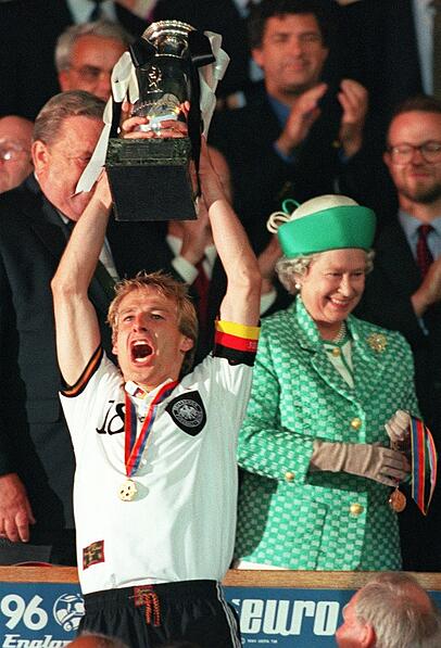 Klinsmann reckt vor den Augen der Queen 1996 den EM-Pokal in die Höhe. Klinsmann reckt vor den Augen der Queen 1996 den EM-Pokal in die Höhe.