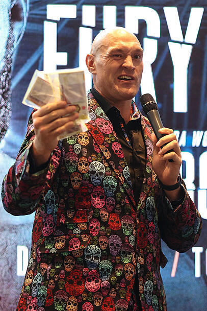 Verdient mit dem Kampf gegen Dereck Chisora bis zu 35 Millionen Dollar: WBC-Weltmeister Tyson Fury. Verdient mit dem Kampf gegen Dereck Chisora bis zu 35 Millionen Dollar: WBC-Weltmeister Tyson Fury.