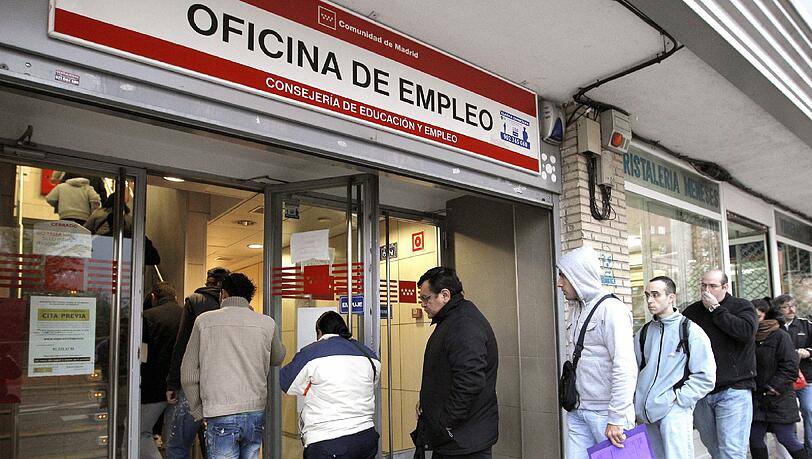 Arbeitssuchende stehen in Madrid an. Arbeitssuchende stehen in Madrid an.