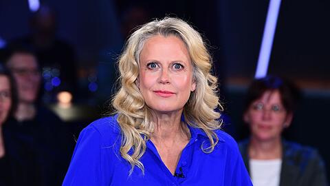 Barbara Schöneberger zeigt sich jetzt auch auf YouTube. Barbara Schöneberger zeigt sich jetzt auch auf YouTube.