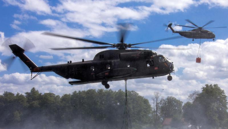 Auftanken: Hubschrauber der Bundeswehr nehmen jeweils 5000 Liter Löschwasser in einem See auf. Auftanken: Hubschrauber der Bundeswehr nehmen jeweils 5000 Liter Löschwasser in einem See auf.