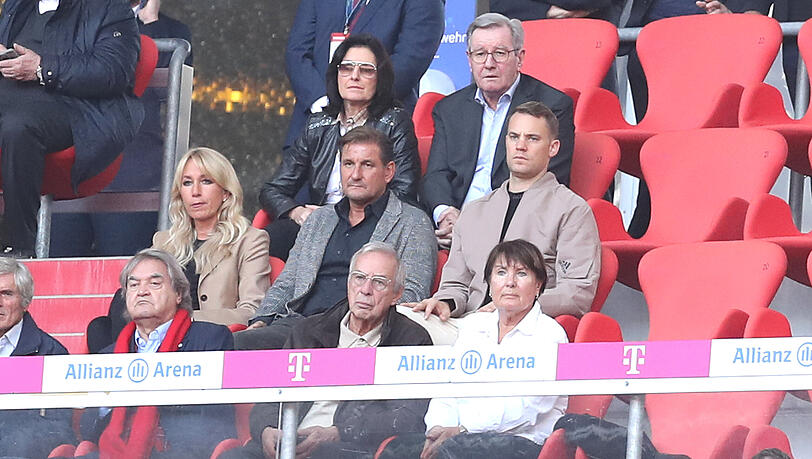 Manuel Neuer als Zuschauer auf der Tribüne beim Spiel gegen den FSV Mainz. Manuel Neuer als Zuschauer auf der Tribüne beim Spiel gegen den FSV Mainz.