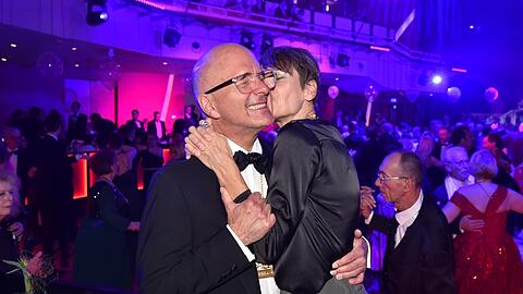 Erst der Karl-Valentin-Orden und dann noch einen dicken Kuss von Frau Gisi: Für Christoph Maria Herbst lief der Narrhalla Ball im Deutschen Theater ziemlich gut. Erst der Karl-Valentin-Orden und dann noch einen dicken Kuss von Frau Gisi: Für Christoph Maria Herbst lief der Narrhalla Ball im Deutschen Theater ziemlich gut.
