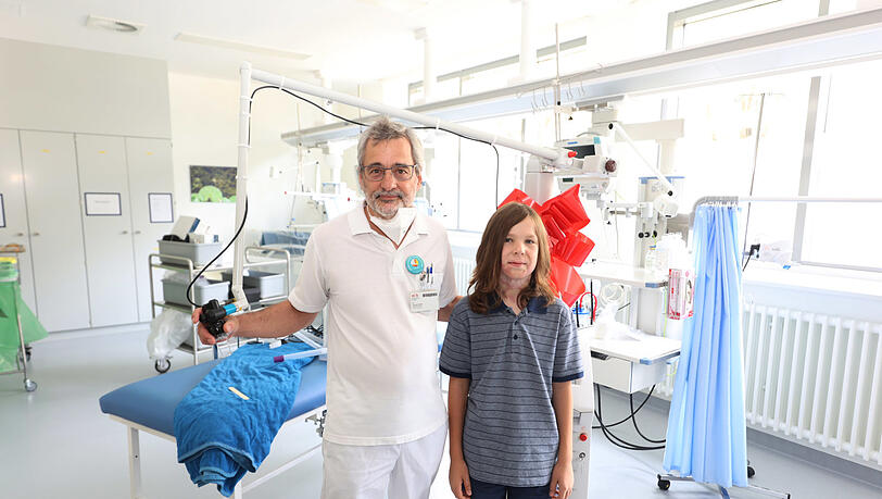 Der Leitende Oberarzt Dr. Carsten Krohn mit Luca, der als Achtjähriger schwere Brandverletzungen erlitten hat. Der Leitende Oberarzt Dr. Carsten Krohn mit Luca, der als Achtjähriger schwere Brandverletzungen erlitten hat.