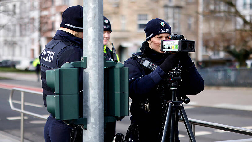 Beamte der Polizeiinspektion 47 Milbertshofen nahmen in der Ingolstädter Straße Geschwindigkeitsmessungen vor. (Symbolbild) Beamte der Polizeiinspektion 47 Milbertshofen nahmen in der Ingolstädter Straße Geschwindigkeitsmessungen vor. (Symbolbild)