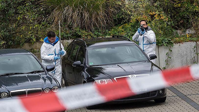 Beamte der Spurensicherung untersuchen zwei Autos in Georgensgmünd. Beamte der Spurensicherung untersuchen zwei Autos in Georgensgmünd.