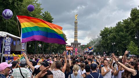 Der Christopher Street Day ist in Berlin ein Großevent - diesmal ohne das Regenbogennetzwerk der Bundestagsverwaltung. (Archivbild) Der Christopher Street Day ist in Berlin ein Großevent - diesmal ohne das Regenbogennetzwerk der Bundestagsverwaltung. (Archivbild)