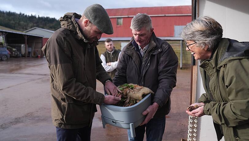 Prinz William sah sich auf einer Farm eine Kiste mit Würmern genauer an. Prinz William sah sich auf einer Farm eine Kiste mit Würmern genauer an.