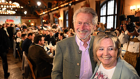 Paul Breitner und seinen Frau Hildegard stehen beim Maibock-Anstich 2026 im Festsaal des Hofbräuhaus. Paul Breitner und seinen Frau Hildegard stehen beim Maibock-Anstich 2026 im Festsaal des Hofbräuhaus.