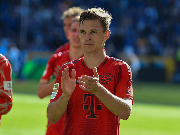 Der Vertrag von Joshua Kimmich beim FC Bayern läuft 2025 aus. Der Vertrag von Joshua Kimmich beim FC Bayern läuft 2025 aus.
