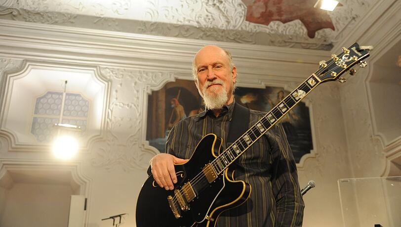 Auf "solo" buddelt John Scofield in einer bemerkenswert prallen Schatztruhe. Auf "solo" buddelt John Scofield in einer bemerkenswert prallen Schatztruhe.