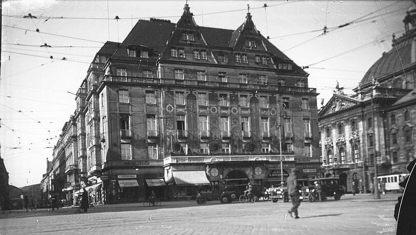 Sah damals noch vollkommen anders aus: der Königshof im Oktober 1930. Sah damals noch vollkommen anders aus: der Königshof im Oktober 1930.