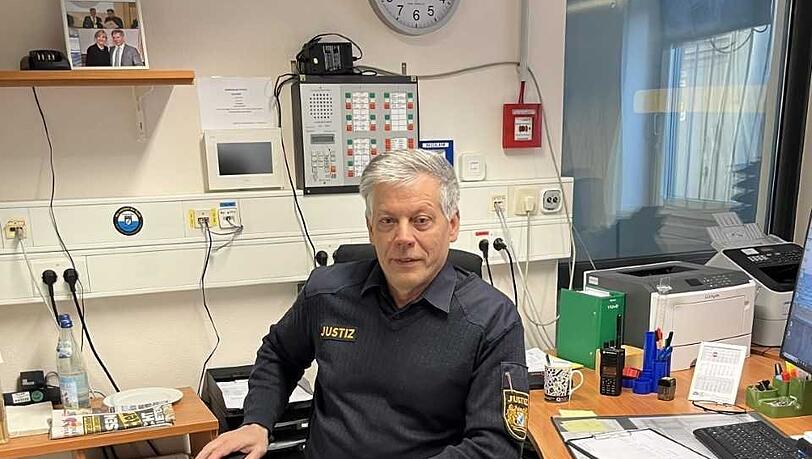 Es ist ein Job, den er gerne macht: Justizwachtmeister Dieter Grossmann an seinem Arbeitsplatz im Augsburger Landgericht. Es ist ein Job, den er gerne macht: Justizwachtmeister Dieter Grossmann an seinem Arbeitsplatz im Augsburger Landgericht.