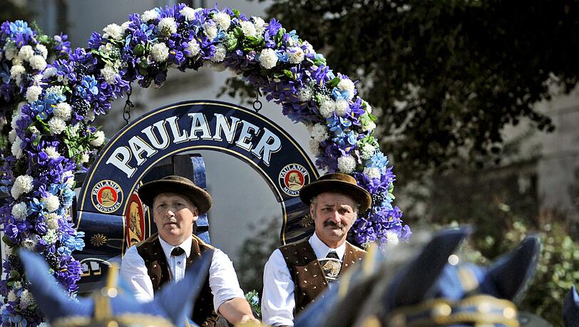 Mit einem feierlich geschmückten Pferdegspann zieht Paulaner am Freitag nach Langwied (Archivbild). Mit einem feierlich geschmückten Pferdegspann zieht Paulaner am Freitag nach Langwied (Archivbild).