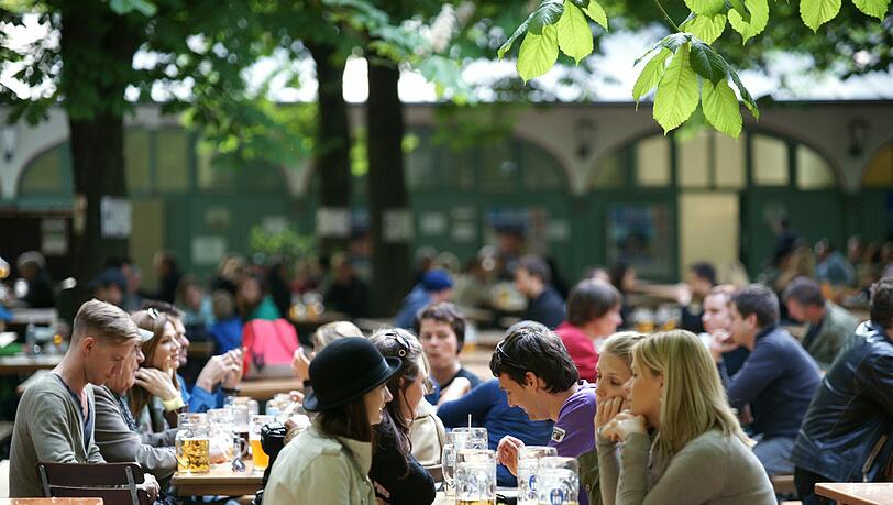 Der Hofbräukeller in Haidhausen wird brodeln: Gewinnen Sie einen Tisch mit acht Plätzen sowie eine Maß pro Person und ein großes Brotzeitbrettl für alle. Der Hofbräukeller in Haidhausen wird brodeln: Gewinnen Sie einen Tisch mit acht Plätzen sowie eine Maß pro Person und ein großes Brotzeitbrettl für alle.
