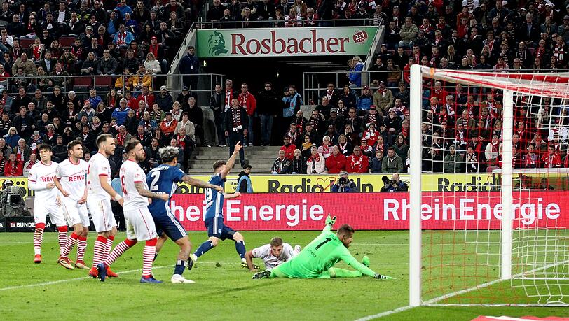 Manuel Wintzheimer (blaues Trikot, re.) bejubelt den späten Ausgleichstreffer beim Top-Spiel gegen den 1. FC Köln.