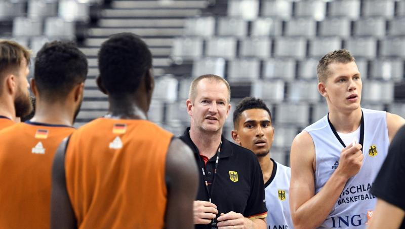 Haben bei der WM in China gute Außenseiterchancen: Bundestrainer Henrik Rödl (M) und das DBB-Team. Haben bei der WM in China gute Außenseiterchancen: Bundestrainer Henrik Rödl (M) und das DBB-Team.