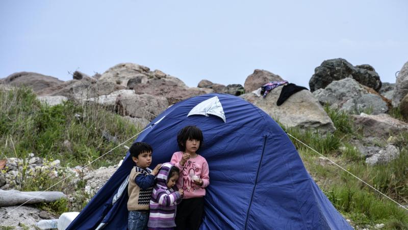 Kinder stehen vor einem Zelt im Dorf Petra auf der Ägäisinsel Lesbos. 53 Kinder und Jugendliche werden nun aus überfüllten Flüchtlingslagern nach Deutschland gebracht. Kinder stehen vor einem Zelt im Dorf Petra auf der Ägäisinsel Lesbos. 53 Kinder und Jugendliche werden nun aus überfüllten Flüchtlingslagern nach Deutschland gebracht.