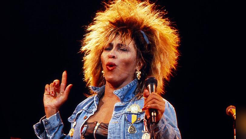 Tina Turner rockt im Jahr 1985 auf der Bühne. Tina Turner rockt im Jahr 1985 auf der Bühne.
