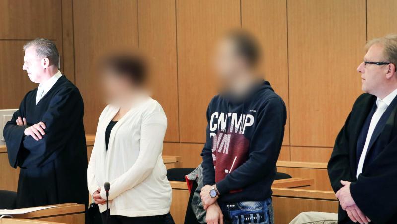 Mutter und Vater stehen zu Beginn des Prozesses im Gerichtssaal in Aachen. Die Staatsanwaltschaft wirft deEltern Körperverletzung mit Todesfolge vor. Mutter und Vater stehen zu Beginn des Prozesses im Gerichtssaal in Aachen. Die Staatsanwaltschaft wirft deEltern Körperverletzung mit Todesfolge vor.