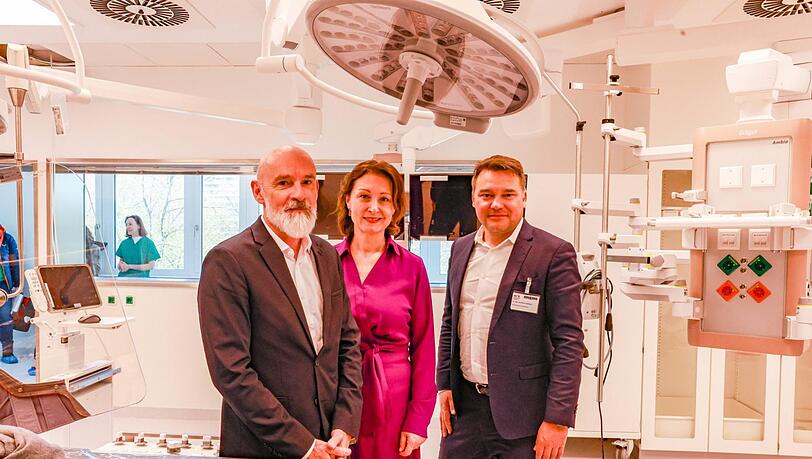 Der Erweiterungsbau des Klinikums Bogenhausen ist fertig. Und das freut die Chefs der Klinik (von links): Götz Brodermann, Petra Geistberger und Tim-Oliver Guderjahn. Der Erweiterungsbau des Klinikums Bogenhausen ist fertig. Und das freut die Chefs der Klinik (von links): Götz Brodermann, Petra Geistberger und Tim-Oliver Guderjahn.