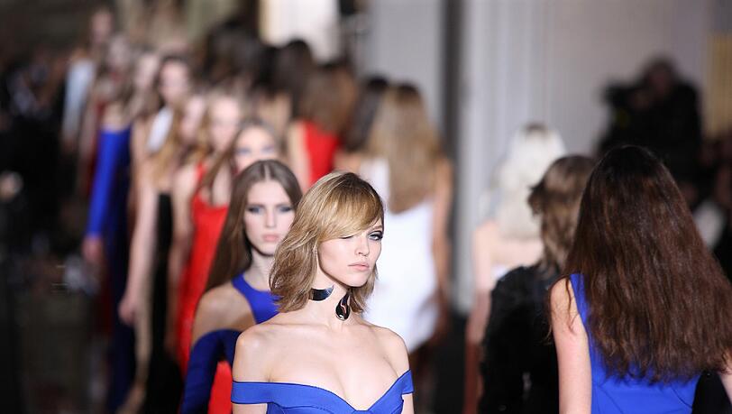 Die Versace-Show bei den Pariser Haute-Couture-Schauen Die Versace-Show bei den Pariser Haute-Couture-Schauen