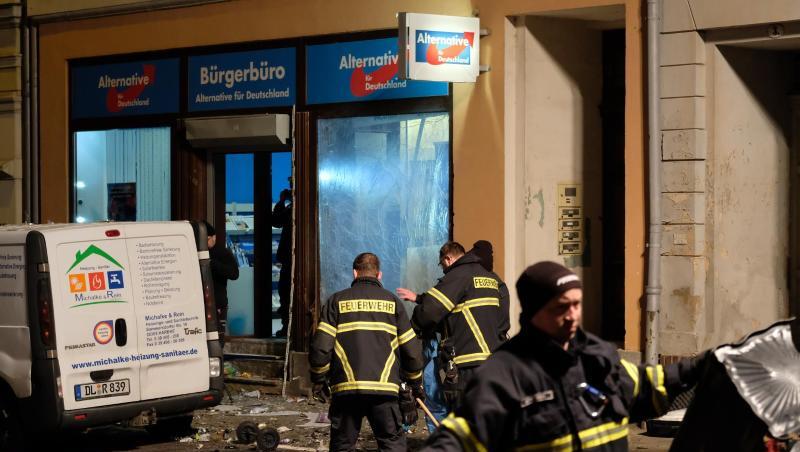 Einsatzkräfte arbeiten in der Bahnhofstraße nach einer Explosion in Höhe des Bürgerbüros der AfD. Vor einem AfD-Büro im sächsischen Döbeln hat es eine Explosion gegeben. Einsatzkräfte arbeiten in der Bahnhofstraße nach einer Explosion in Höhe des Bürgerbüros der AfD. Vor einem AfD-Büro im sächsischen Döbeln hat es eine Explosion gegeben.