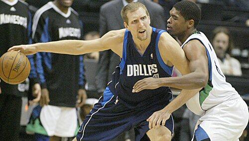 "Das war nicht meine Nacht": Dirk Nowitzki (li.) enttäuschte im dritten Saisonspiel gegen Cleveland auf ganzer Linie - und verlor mit seinen Dallas Mavericks zum zweiten Mal in dieser Saison. "Das war nicht meine Nacht": Dirk Nowitzki (li.) enttäuschte im dritten Saisonspiel gegen Cleveland auf ganzer Linie - und verlor mit seinen Dallas Mavericks zum zweiten Mal in dieser Saison.