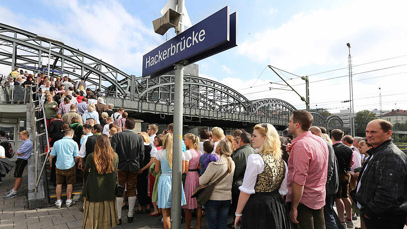 Viele S-Bahnfahrgäste steigen an der Hackerbrücke aus, um auf die Wiesn zu kommen. (Archivbild) Viele S-Bahnfahrgäste steigen an der Hackerbrücke aus, um auf die Wiesn zu kommen. (Archivbild)