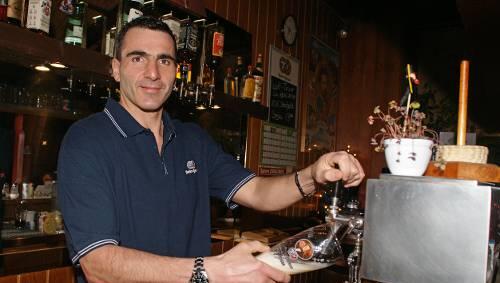 Wenn er den Titel holt, zapft er sich ein Sieger-Weißbier: Armin Dollinger, der um die EM boxt. Wenn er den Titel holt, zapft er sich ein Sieger-Weißbier: Armin Dollinger, der um die EM boxt.