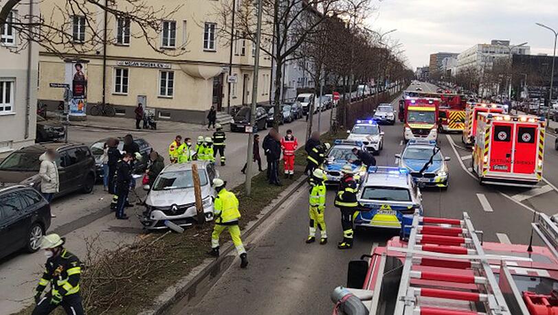 Die Feuerwehr sicherte die Unfallstelle ab, es kam es zu erheblichen Verkehrsbehinderungen. Die Feuerwehr sicherte die Unfallstelle ab, es kam es zu erheblichen Verkehrsbehinderungen.